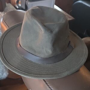Filson shelter cloth packer hat.